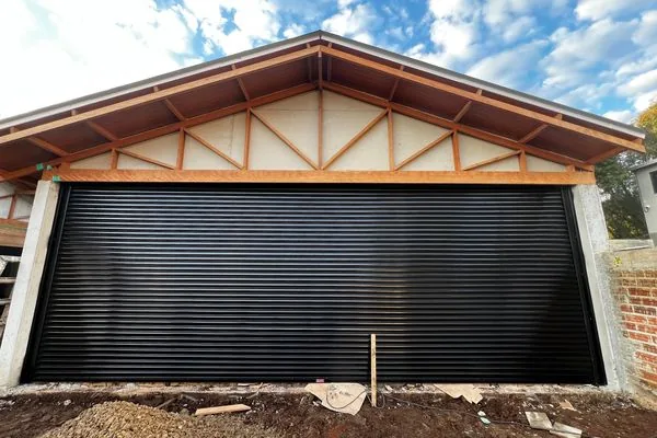 Porta de enrolar residencial instalada