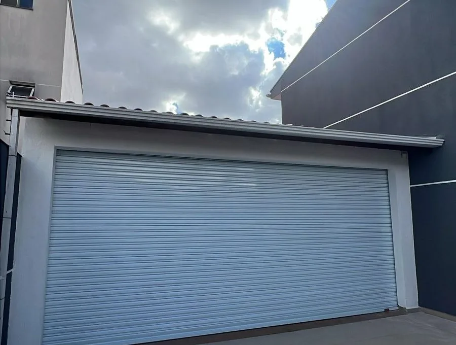 Porta residencial branca — Araucária