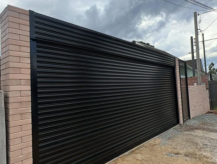 Porta preta grande — instalação residencial