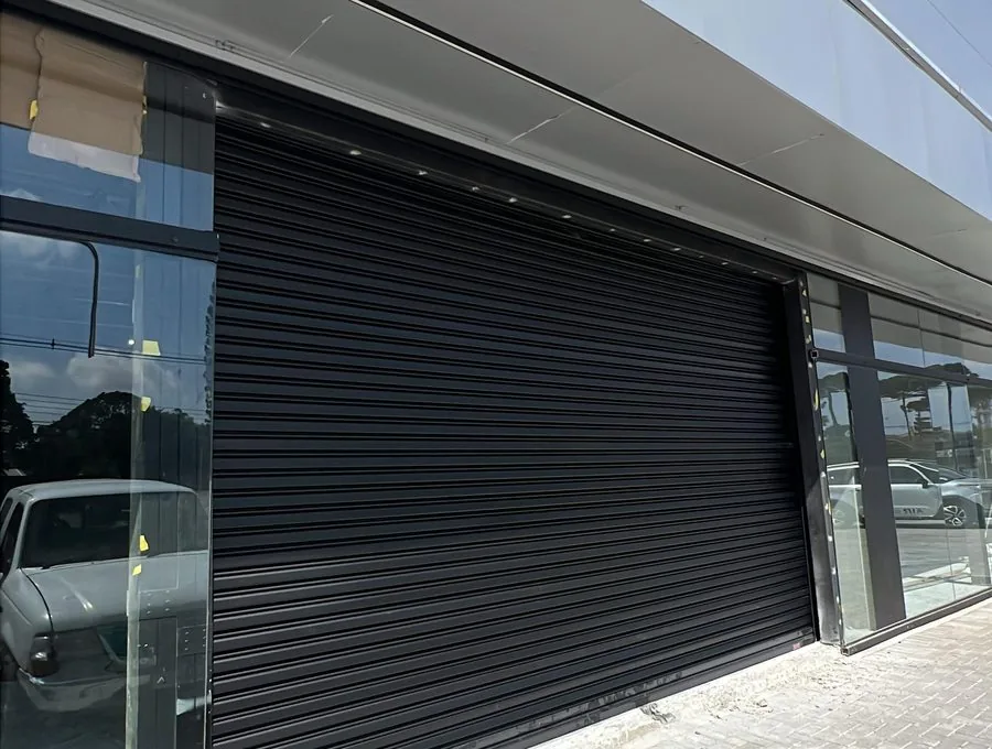 Porta preta comercial premium — fachada moderna